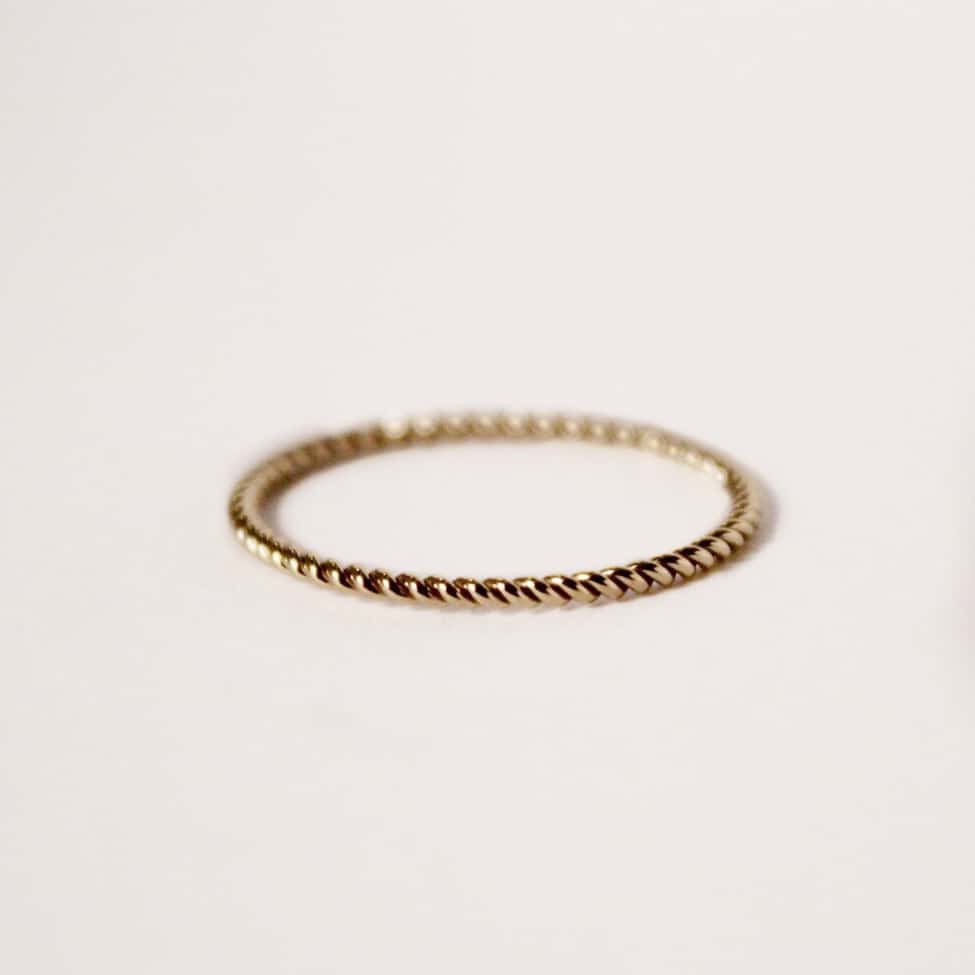 Twist gold simple ring